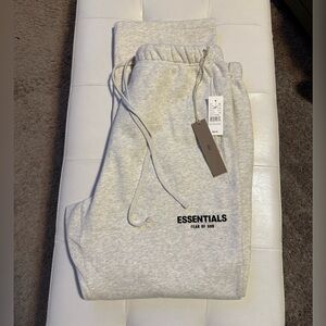 Fear of God Essentials Relaxed Sweatpants
(SS22) Light Oatmeal- XXL